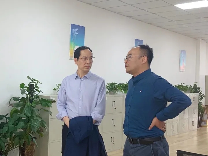 無(wú)線模塊事業(yè)部盛總向趙勇博士介紹億佰特的研發(fā)實(shí)力