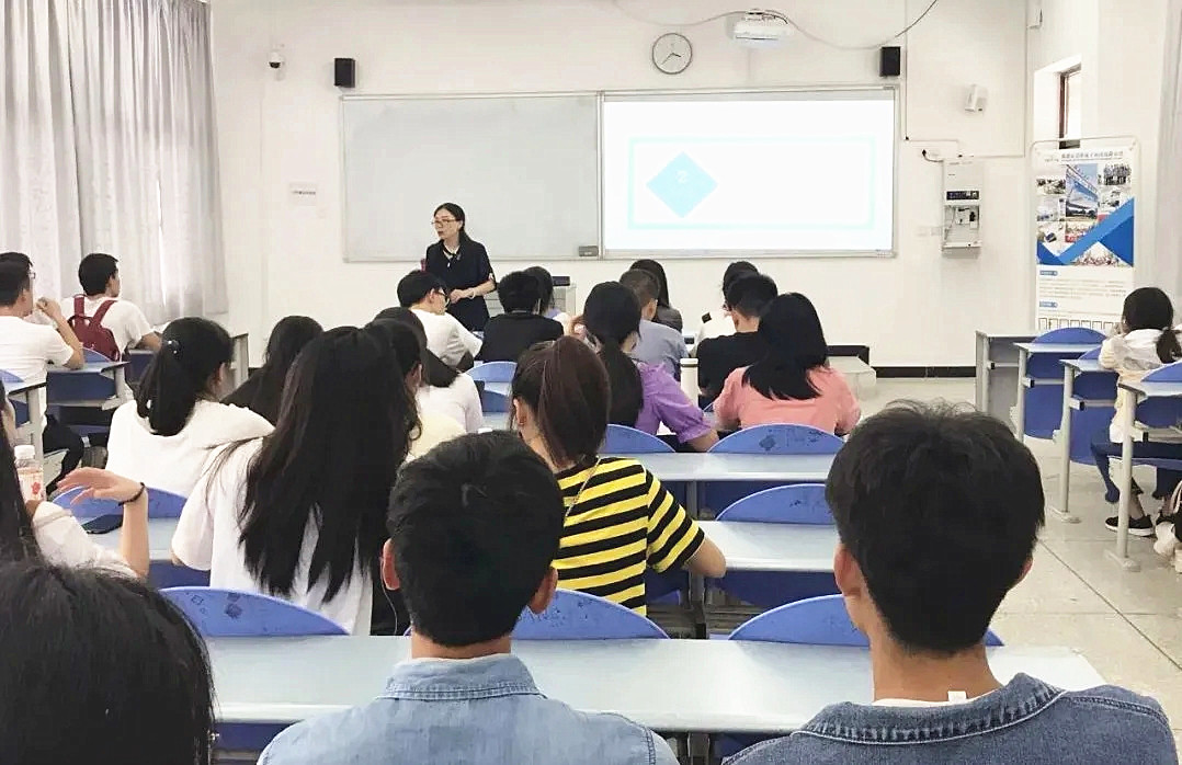 2020年9月 我司為即將畢業(yè)的學(xué)生展開(kāi)就業(yè)指導(dǎo)